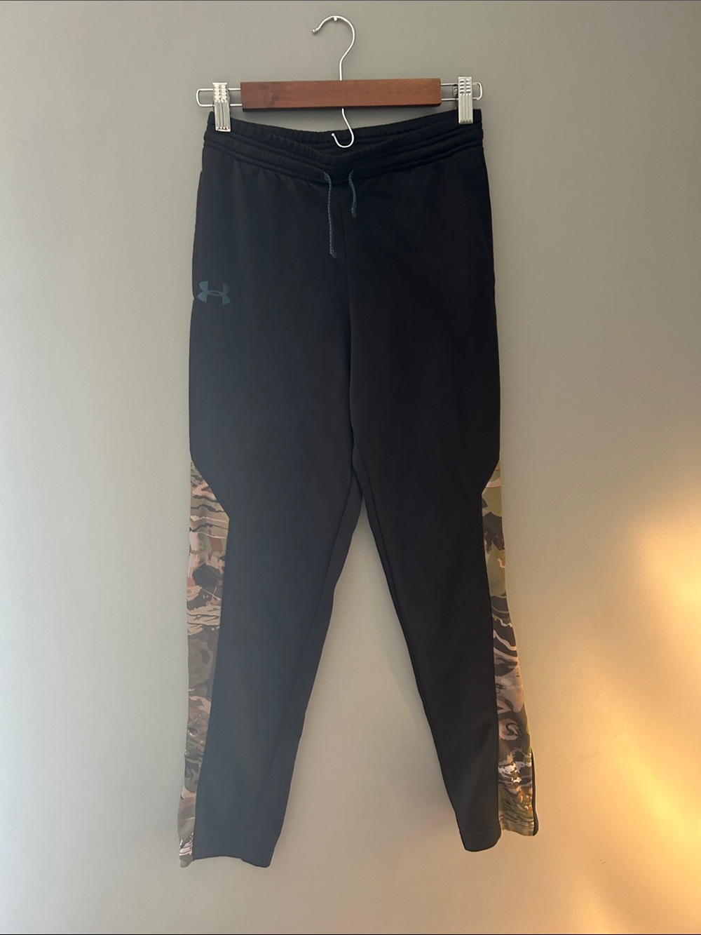 Under Armour Boy’s XL Black Joggers with Camo Side Stripes